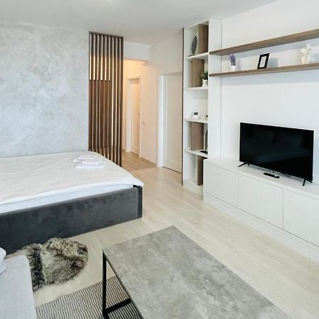 Q Royal Apartment - Palas Center Iasi Bagian luar foto