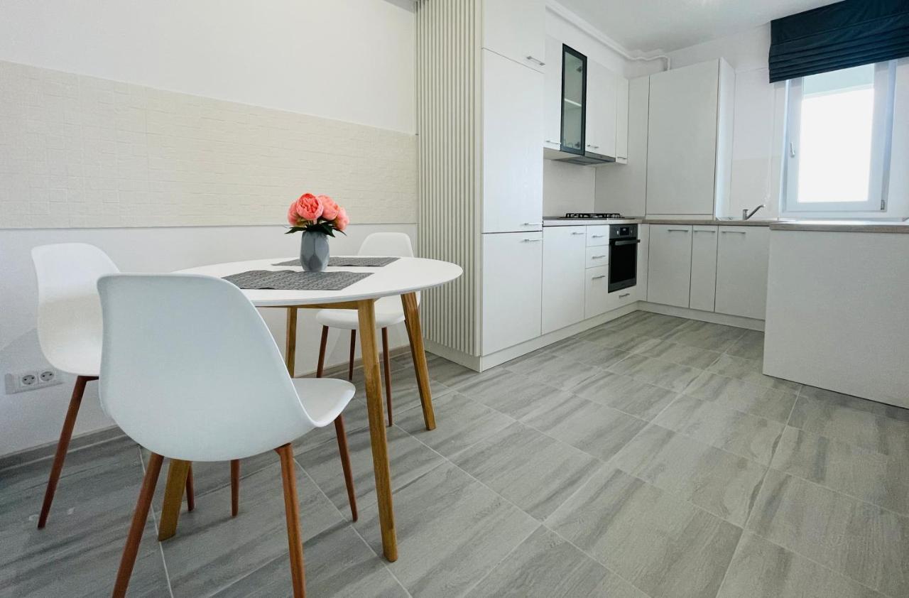 Q Royal Apartment - Palas Center Iasi Bagian luar foto